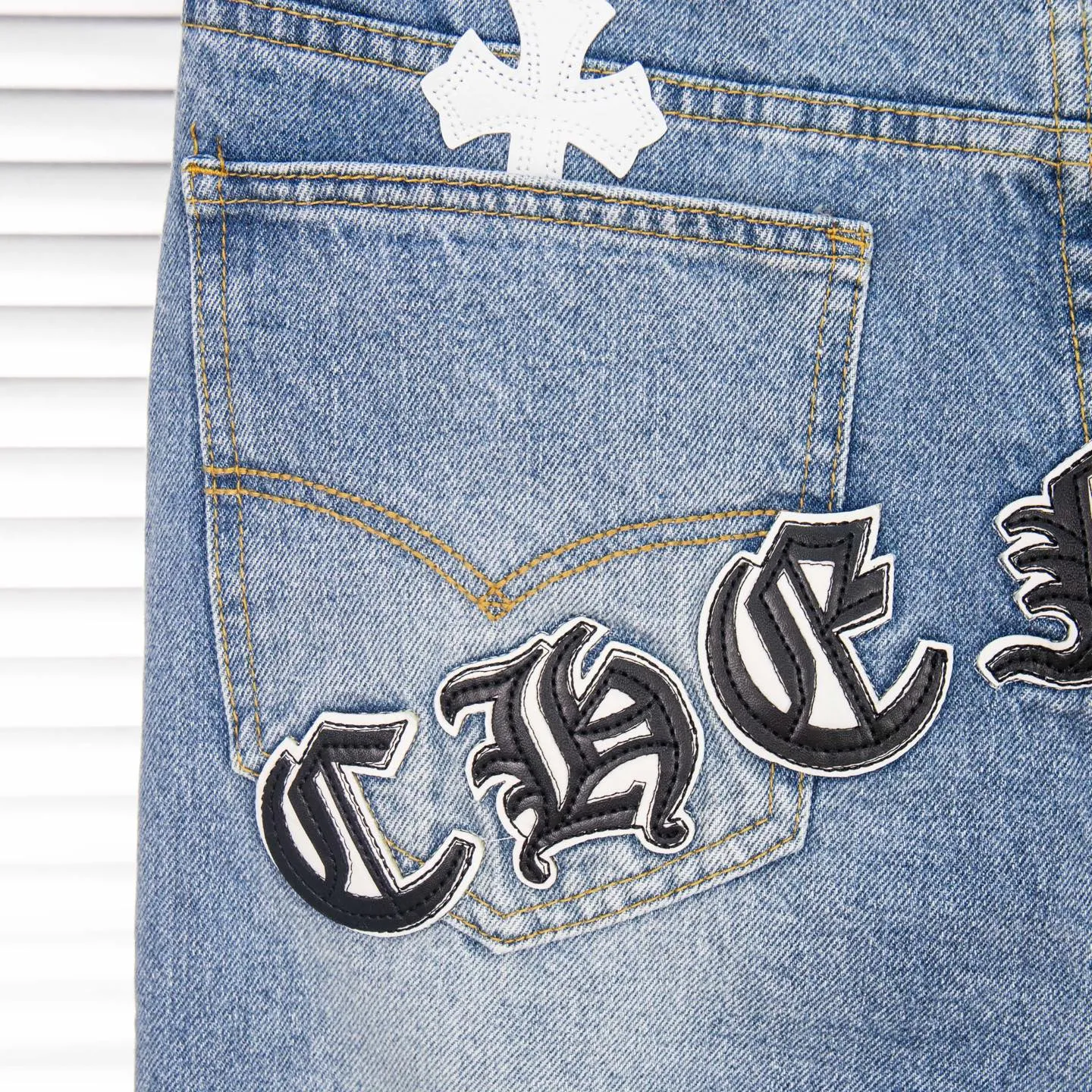 P260 Chrome Hearts light blue pants, Sanskrit black and white patchwork leather jeans. CH jeans need to be washed before being dismantled and then hand-stitched with sheepskin cross leather and then spliced ​​together. The whole piece has too many craftsmanship to explain. The patches are decorated with cross patterns, and the high-waisted washed jeans! ! Absolutely high-end luxury products, god-level single products and super popular products, made with top heavy industry, a must-see magic weapon. Customized hardware. The fabric is thick and soft after washing. It has good breathability. Customized small leather label. Unique design. The details are simple and elegant, and the workmanship is exquisite. The entire trousers are neatly routed and the details are in place! It’s so cool that both men and women can easily control the genderless trend! Style number: 1803# Color: blue Size: 28 30 32 34